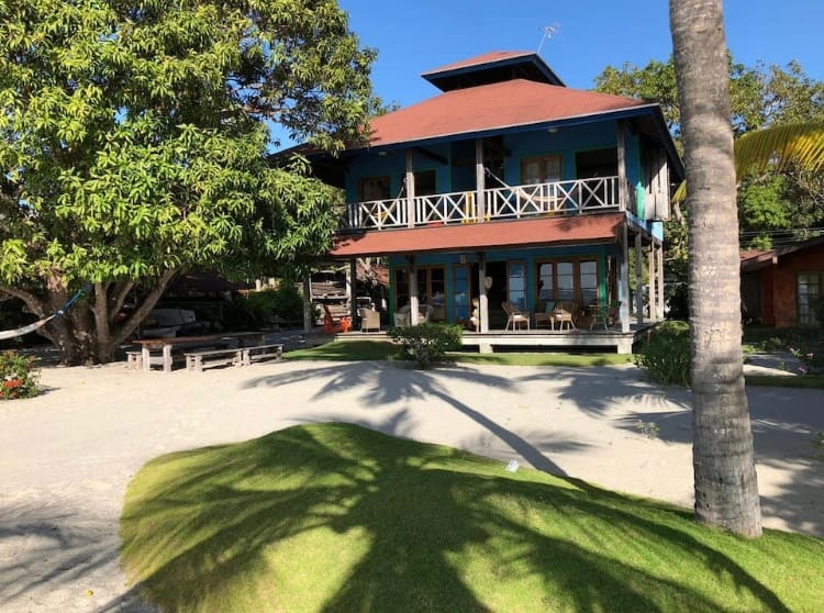 Blue Mango tropical beachfront villa with ocean views and terrace in Río Hato, Panama by Bannaba Stays